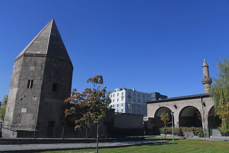 Kayseri Han Camii and trbe in 2024 8523.jpg