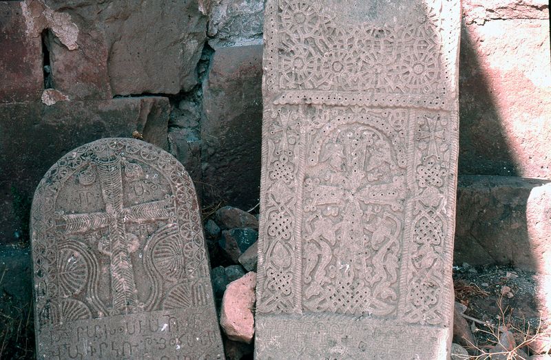 Akdamar Grave stones 061.jpg