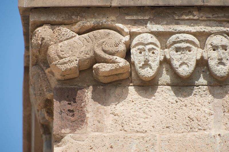 Akdamar Heads at roof relief 4304.jpg