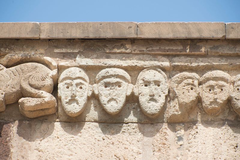 Akdamar Heads at roof relief 4306.jpg