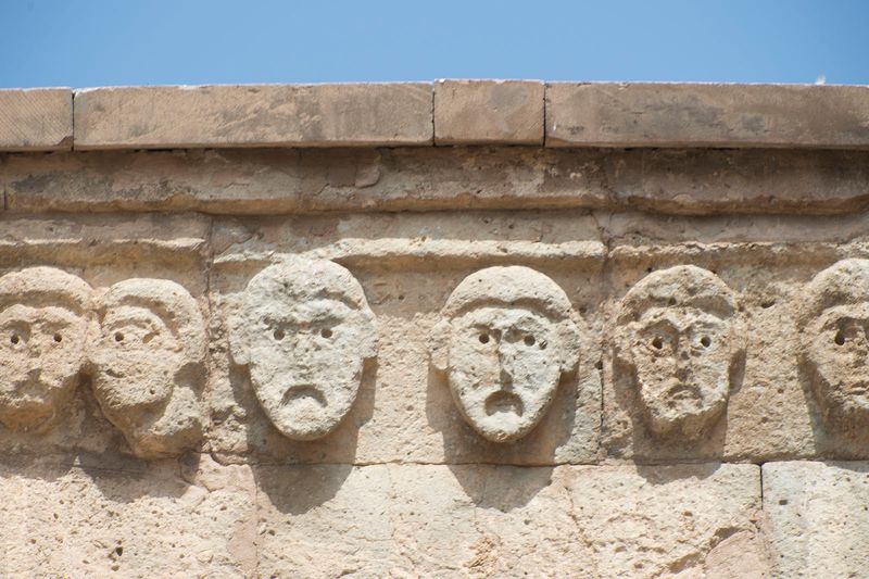 Akdamar Heads at roof relief 4307.jpg