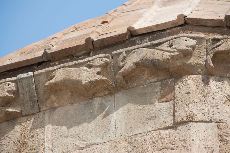 Akdamar Running animals under roof relief 4339.jpg