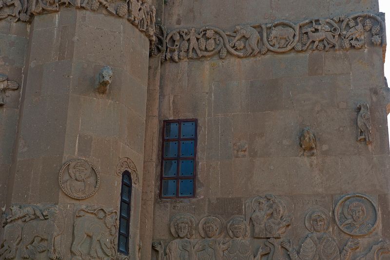 Akdamar Three saints on horseback relief 4418.jpg