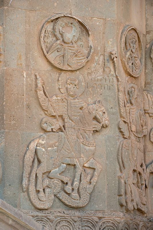 Akdamar Three saints on horseback relief 4420.jpg