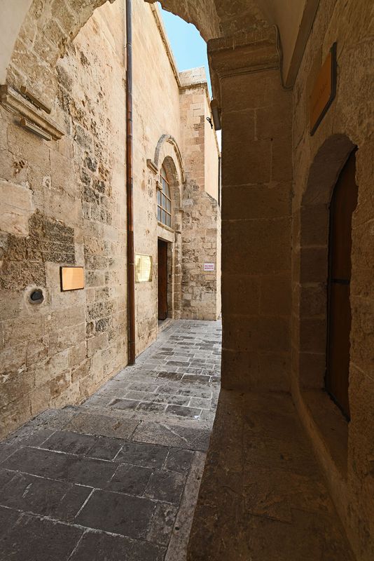 Mardin Ulu Camii Exterior at east entrance in 2025 1019.jpg