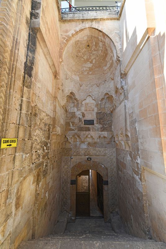 Mardin Şehidiye Mosque East entrance in 2025 0842.jpg