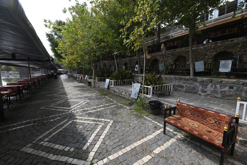 Diyarbakır Ten-Arched Bridge Tea-gardens along nortwest side of Tigris in 2025 1102.jpg