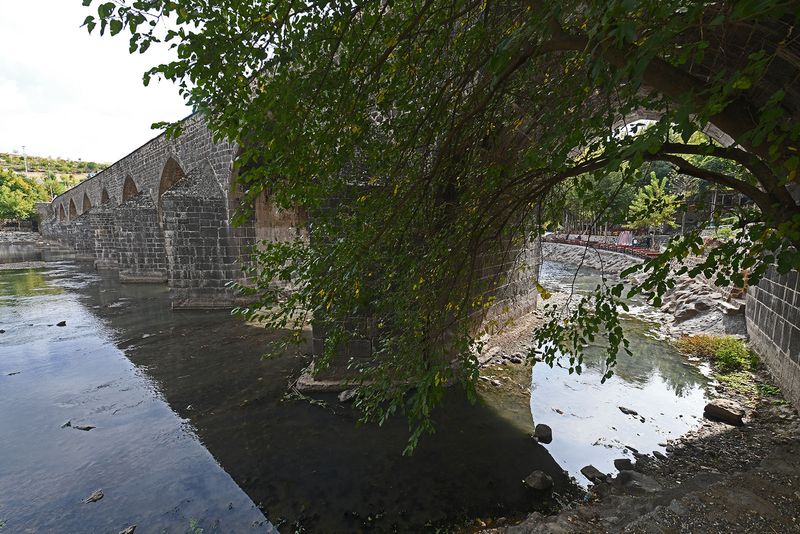 Diyarbakır Ten-Arched Bridge View from nortwest side of Tigris in 2025 1104.jpg