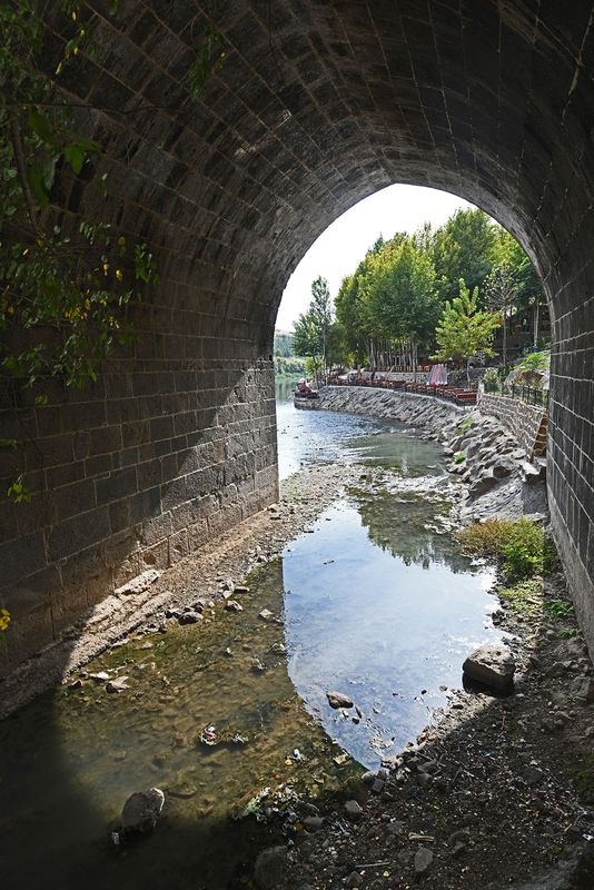 Diyarbakır Ten-Arched Bridge View from nortwest side of Tigris in 2025 1105.jpg
