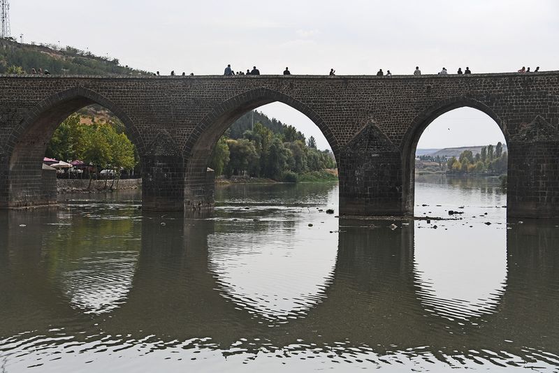Diyarbakır Ten-Arched Bridge View from nortwest side of Tigris in 2025 9131.jpg