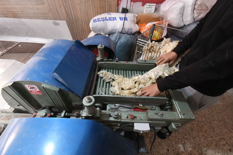 Diyarbakır Carding machine at work in 2025 0733.jpg