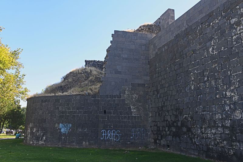 Diyarbakır Outside walls North side A from Dağ Kapı to northeast corner in 2025 8604.jpg