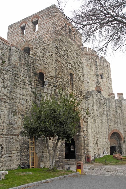 Yedikule Entrance gate and East tower in 2006 3344