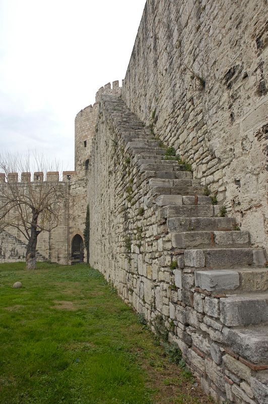 Yedikule South tower and wall in 2006 3345.jpg