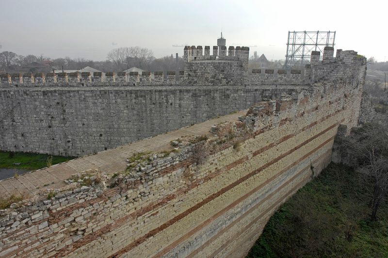 Yedikule west and south wall from north in 2006 3427