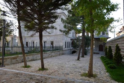 Istanbul Ayazma Mosque courtyard at SE side 0638.jpg