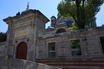Istanbul Ayazma Mosque entrance to courtyard at front side 4628.jpg