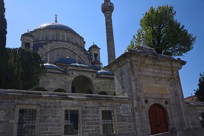 Istanbul Ayazma Mosque entrance to courtyard at front side 4629.jpg