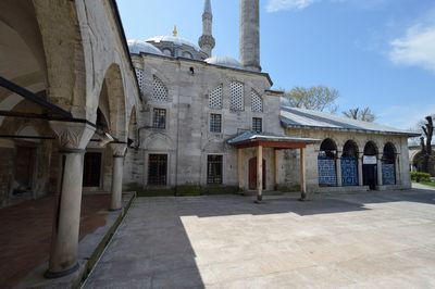 Istanbul Atik Valide courtyard of mosque 0530.jpg