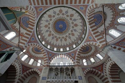 Istanbul Atik Valide Mosque interior 0547.jpg
