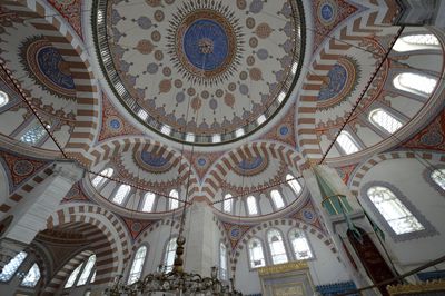 Istanbul Atik Valide Mosque interior 0550.jpg