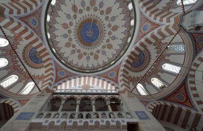 Istanbul Atik Valide Mosque interior 0551.jpg