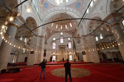 Istanbul Beyazit II mosque interior 0617.jpg