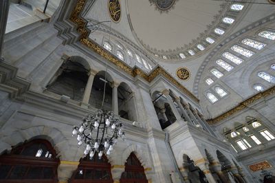 Istanbul Nuruosmaniye Mosque interior 0594.jpg