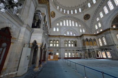 Istanbul Nuruosmaniye Mosque interior 0593.jpg