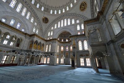 Istanbul Nuruosmaniye Mosque interior 0591.jpg