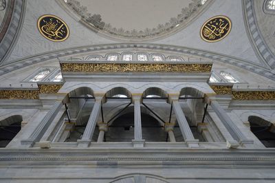 Istanbul Nuruosmaniye Mosque interior 0589.jpg