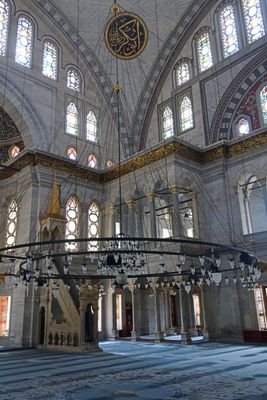 Istanbul Nuruosmaniye Mosque interior 4639.jpg