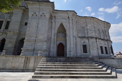 Istanbul Nuruosmaniye Mosque exterior east flank of inner courtyard 0579.jpg