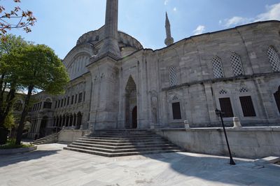 Istanbul Nuruosmaniye Mosque exterior east flank of inner courtyard 0581.jpg