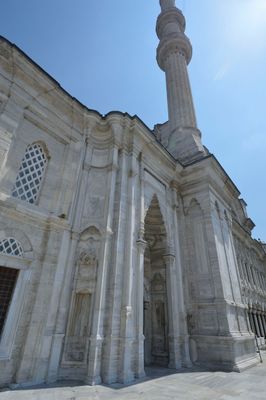 Istanbul Nuruosmaniye Mosque exterior entrance to inner courtyard from west side 0585.jpg