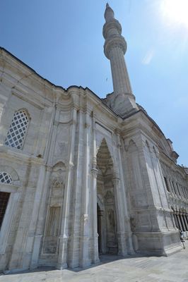 Istanbul Nuruosmaniye Mosque exterior entrance to inner courtyard from west side 0586.jpg