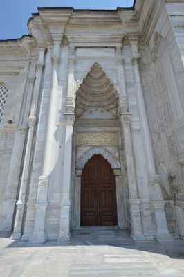 Istanbul Nuruosmaniye Mosque exterior entrance to inner courtyard from west side 0587.jpg