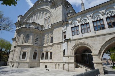 Istanbul Nuruosmaniye Mosque exterior from SE on southern courtyard 0575.jpg
