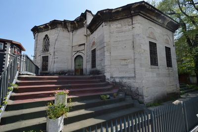 Istanbul Nuruosmaniye Mosque exterior kitaplik 0582.jpg