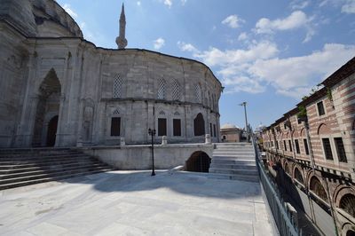 Istanbul Nuruosmaniye Mosque exterior with Silver Han to north 0580.jpg