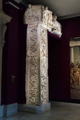 Istanbul Archaeology Museum Decorated pier 2nd century AD  Aphrodisias 3705.jpg