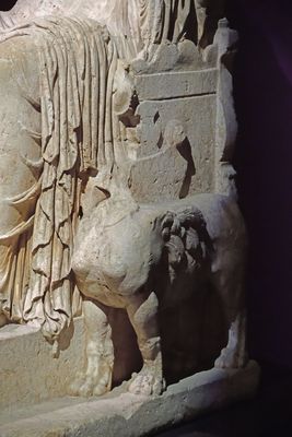Istanbul Archaeology Museum Statue of an empress 1st C CE Baalbek (Libanon) 4308.jpg