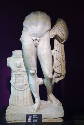 Istanbul Archaeology Museum Statue of a man, late 1st C CE from Magnesia ad Meandrum 3674.jpg