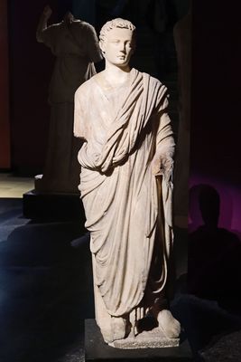 Istanbul Archaeology Museum Kouros Early-1st C BCE Magnesia ad Meandrum 4298.jpg