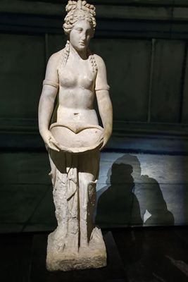 Istanbul Archaeology Museum Statue of a Nymph, 1st-2nd C CE, Crete (Greece) 4370.jpg