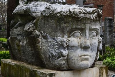 Istanbul Archaeology Museum Medusa Head keystone 4th C CE 2898.jpg