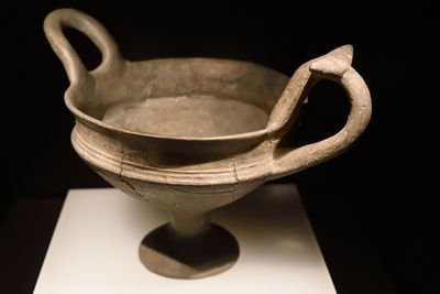 Istanbul Archaeology Museum Bowl with double handle terracotta Late Bronze Age Troy VI 4399.jpg