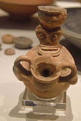 Istanbul Archaeology Museum Vase terracotta Early Bronze Age Troy II 4379.jpg