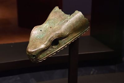 Istanbul Archaeology Museum serpent head from Delphi about 478 BC then Hippodrome Istanbul 4103.jpg