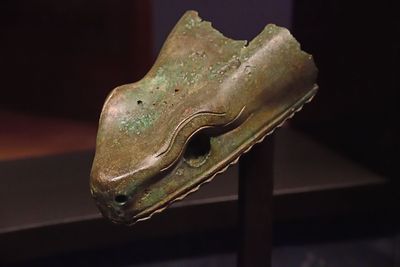 Istanbul Archaeology Museum serpent head from Delphi about 478 BC then Hippodrome Istanbul 4104.jpg